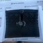 TESLA Model Y Корпус люверси центральної 1494159-00-A вид спереди