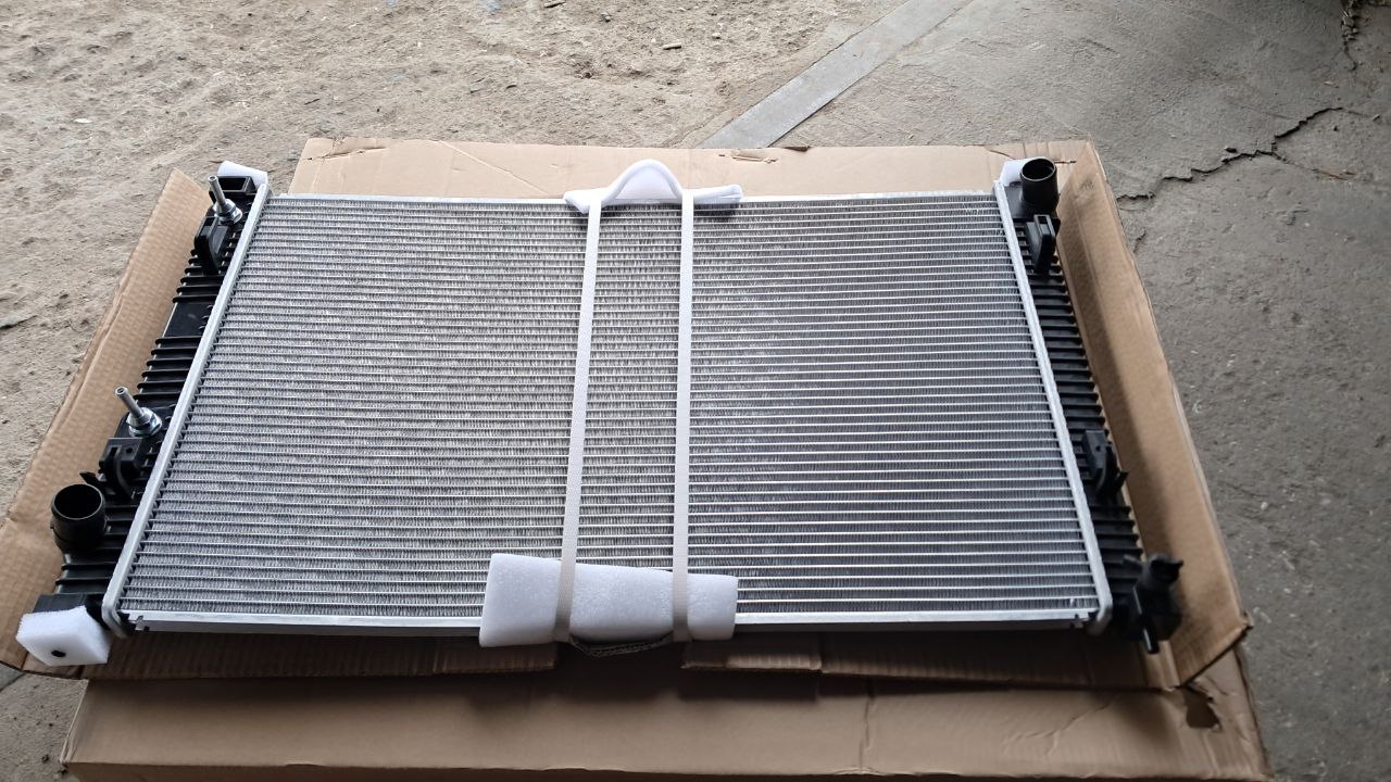 Радиатор основной Nissan Rogue T33 2.5L (2021–…) — OEM 21460-6RA0B Радиатор основной Nissan Rogue T33 2.5L (2021–…) — OEM 21460-6RA0B