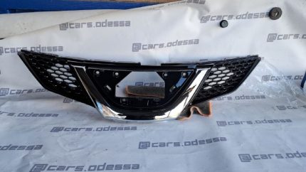 Решётка радиатора Nissan Rogue Sport 2017–2019 (под дистроник) — 62310-6MG5C